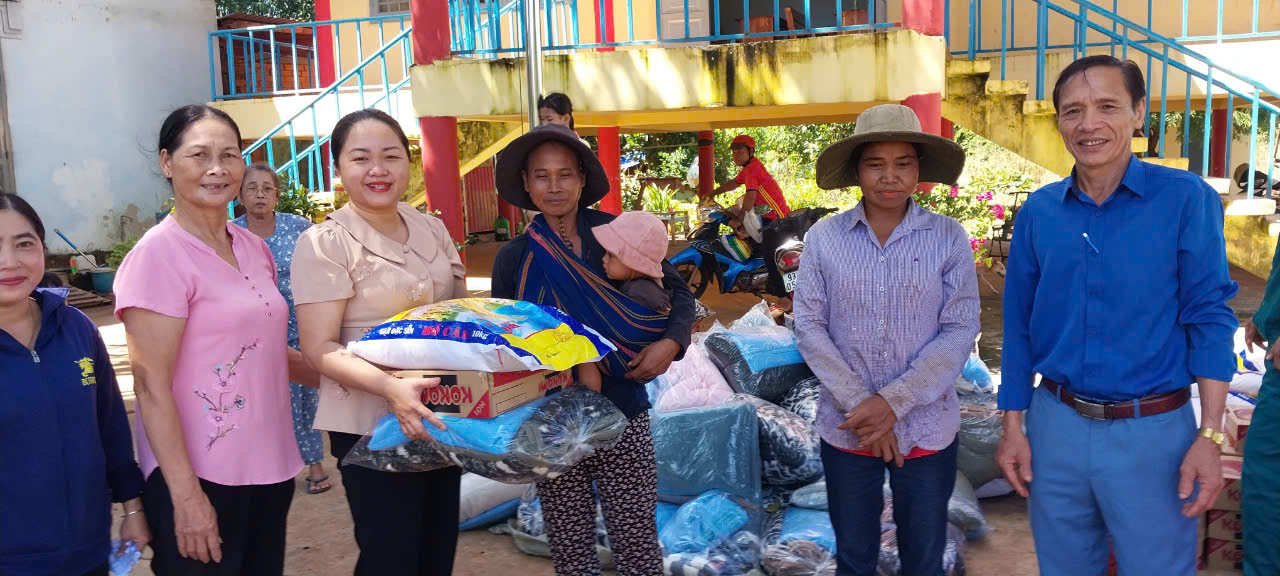 CHƯƠNG TRÌNH TRAO TẶNG QUÀ CHO HỘ NGHÈO, KHÓ KHĂN NGƯỜI DTTS TẠI THÔN BÌNH TRUNG, XÃ PHƯỚC TÂN